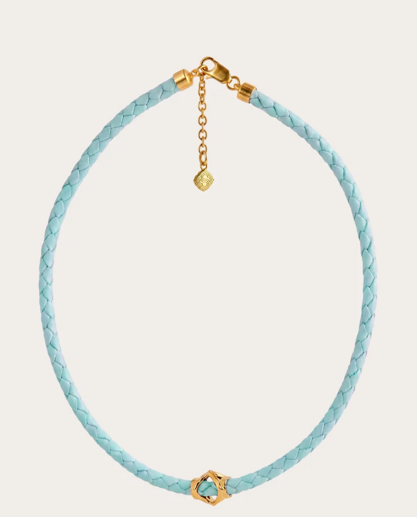 Collana in pelle intrecciata Siklah color azzurro con chiusura e modulo centrale placcati oro