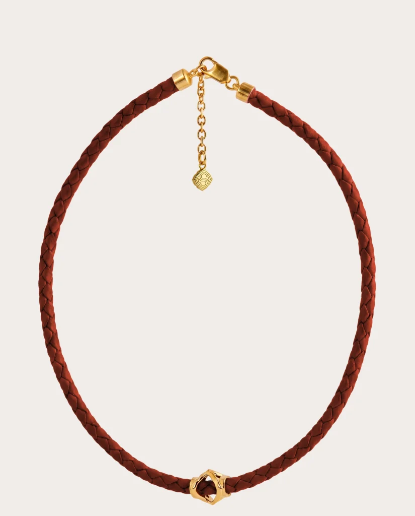 Collana in pelle intrecciata Siklah color bordeaux con chiusura e modulo centrale placcati oro