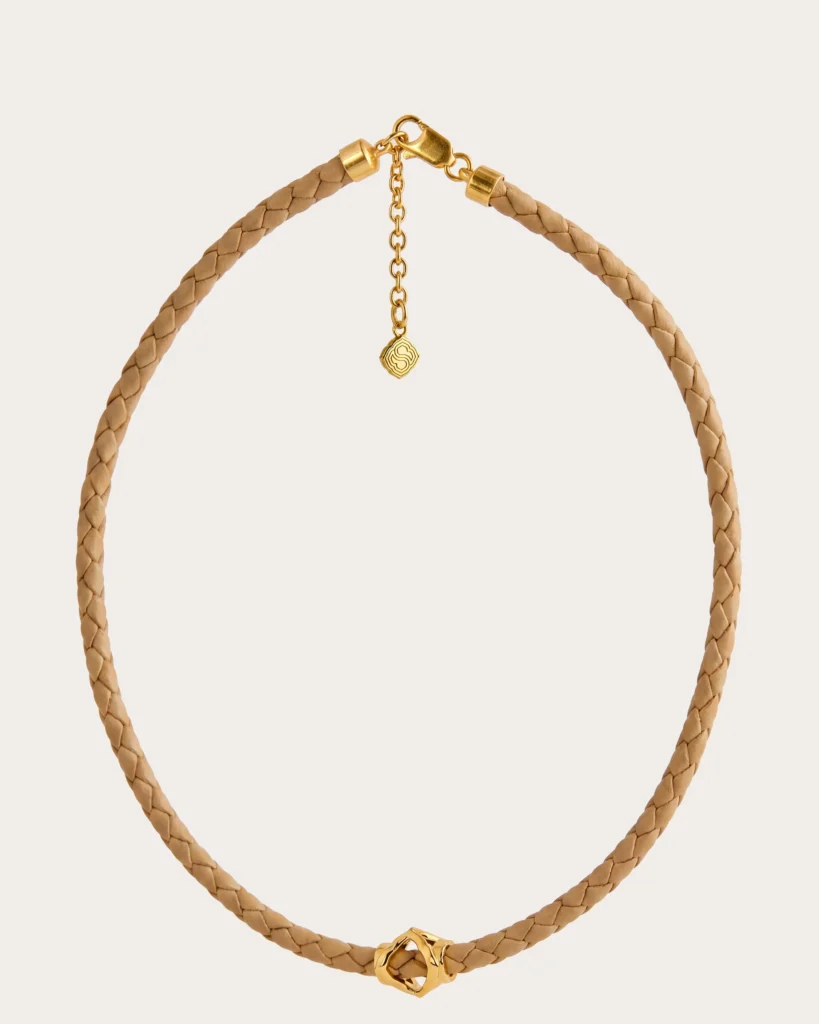 Collana in pelle intrecciata Siklah color cammello con chiusura e modulo centrale placcati oro