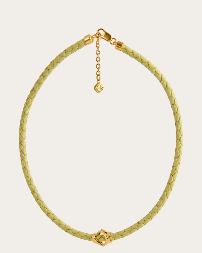 Collana in pelle intrecciata Siklah color giallo con chiusura e modulo centrale placcati oro