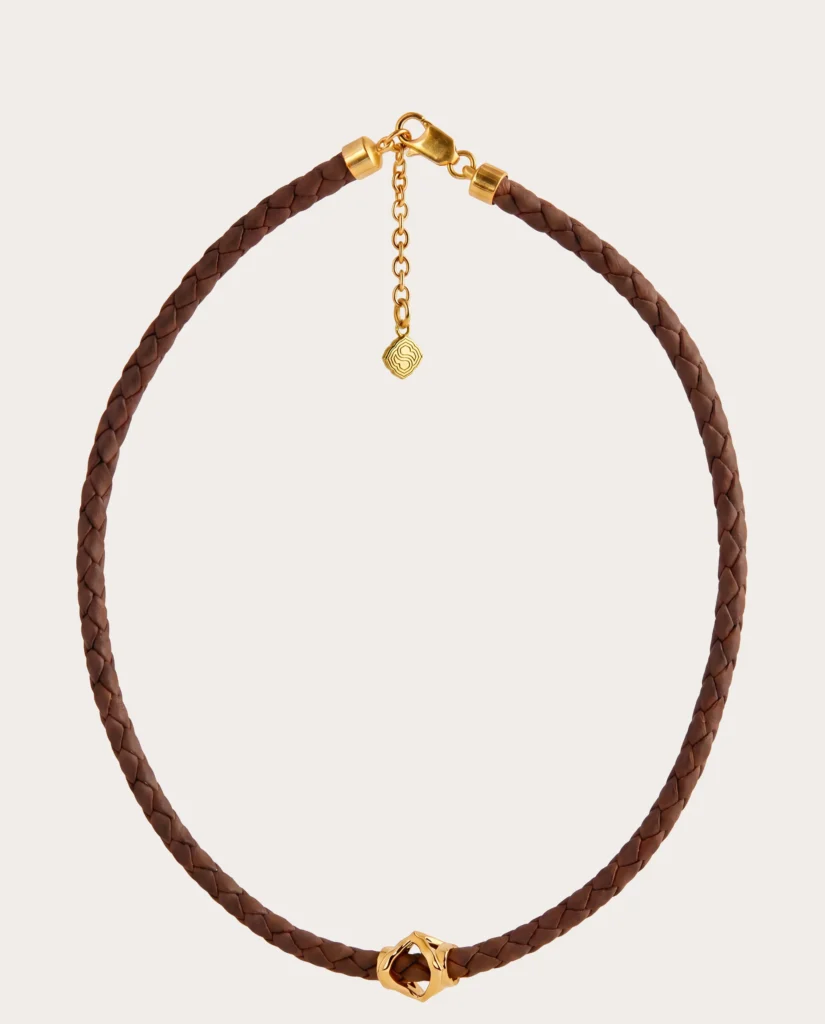 Collana in pelle intrecciata Siklah color marrone con chiusura e modulo centrale placcati oro