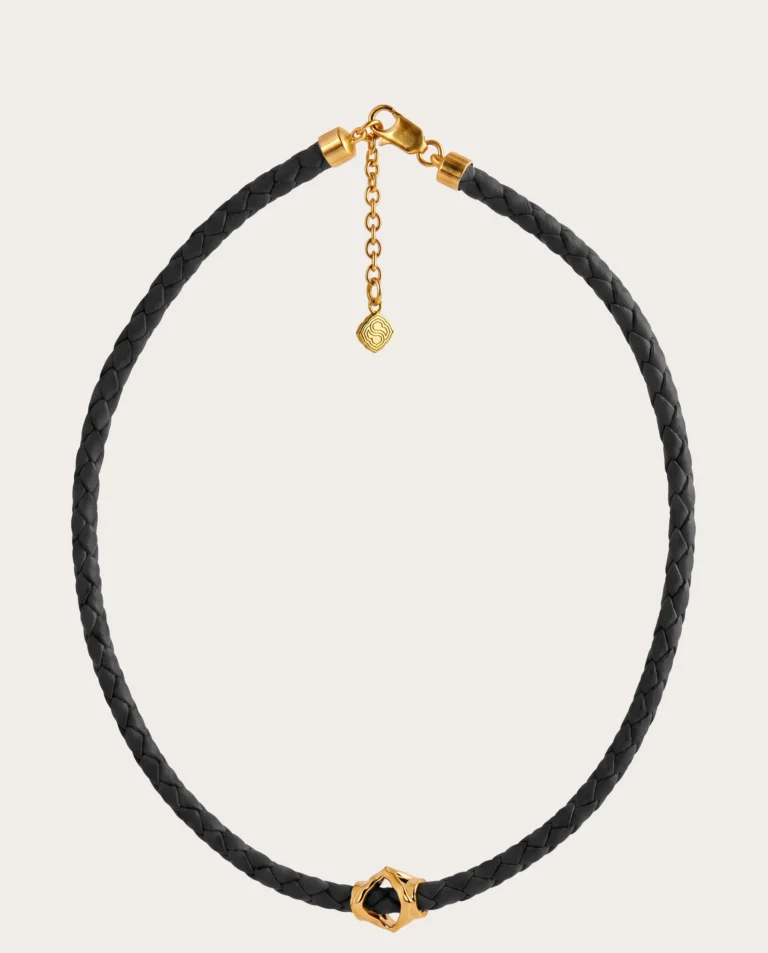 Collana in pelle intrecciata Siklah color nero con chiusura e modulo centrale placcati oro