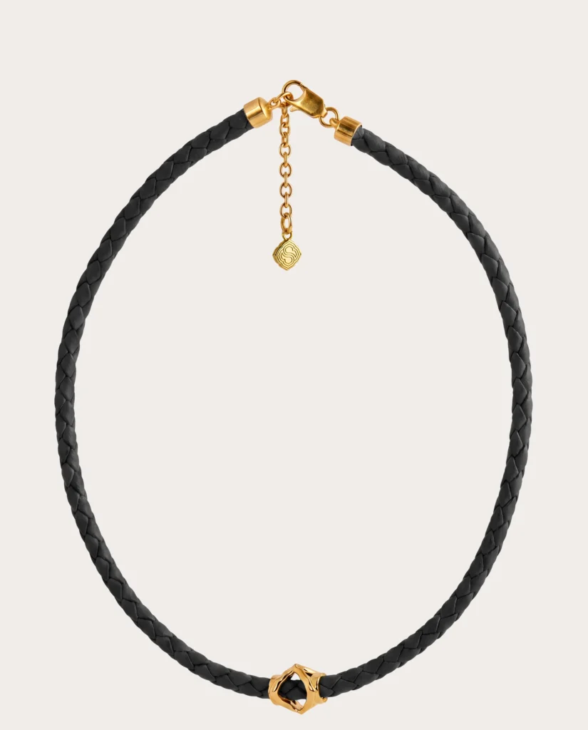 Collana in pelle intrecciata Siklah color nero con chiusura e modulo centrale placcati oro