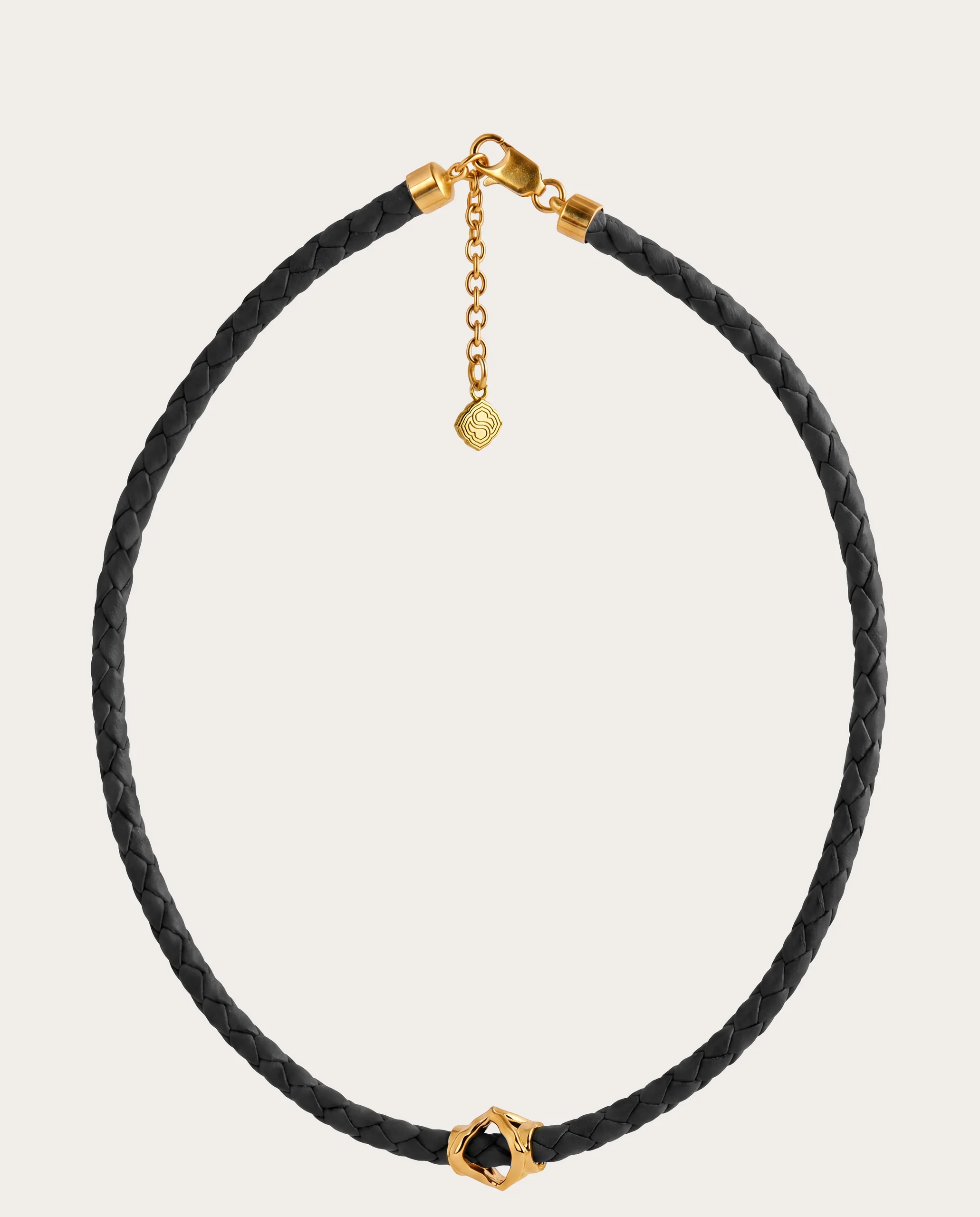 Collana in pelle intrecciata Siklah color nero con chiusura e modulo centrale placcati oro