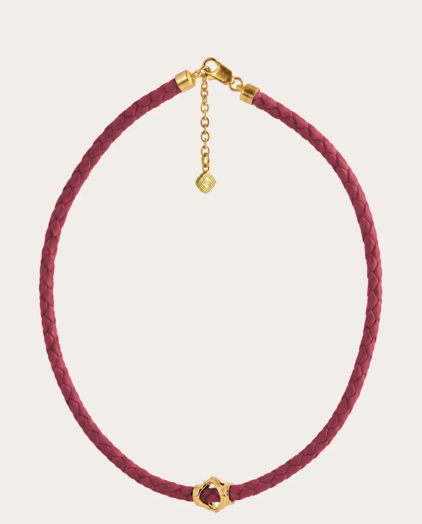 Collana in pelle intrecciata Siklah color rosso con chiusura e modulo centrale placcati oro
