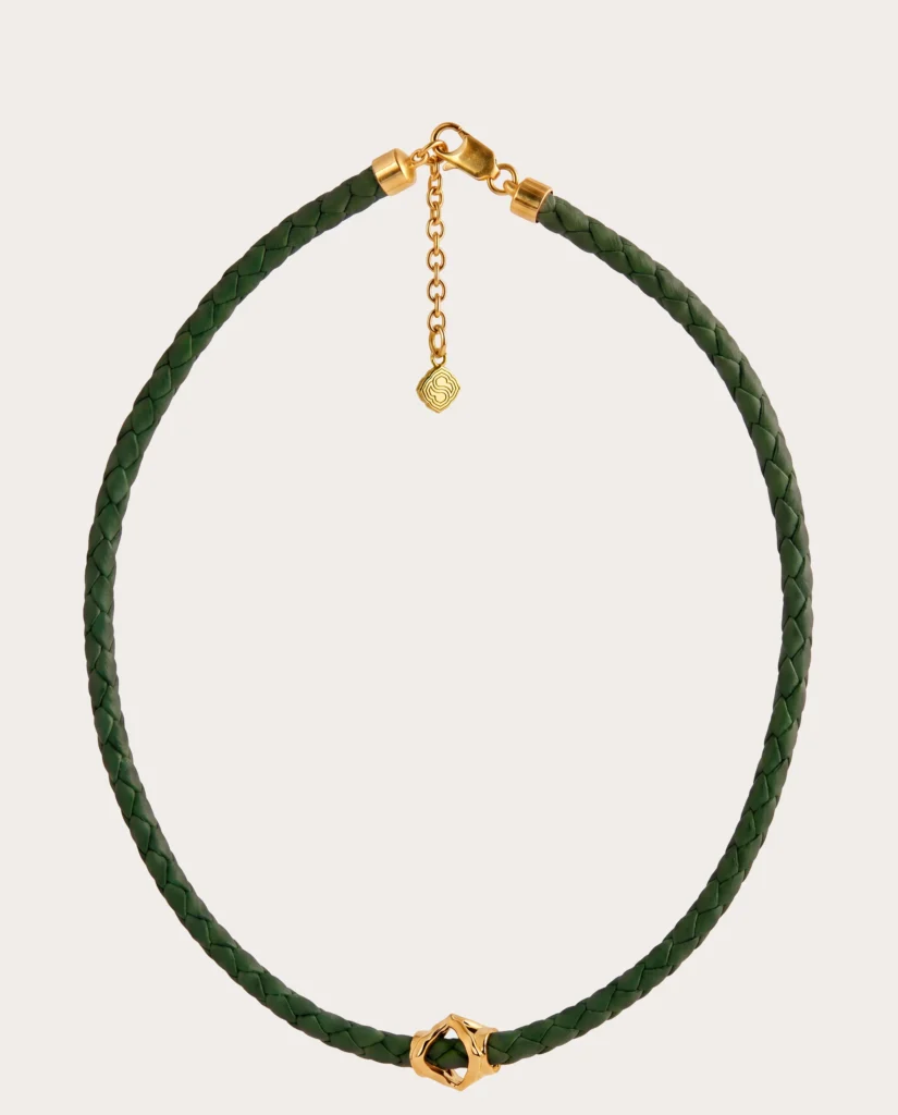 Collana in pelle intrecciata Siklah color verde oliva con chiusura e modulo centrale placcati oro