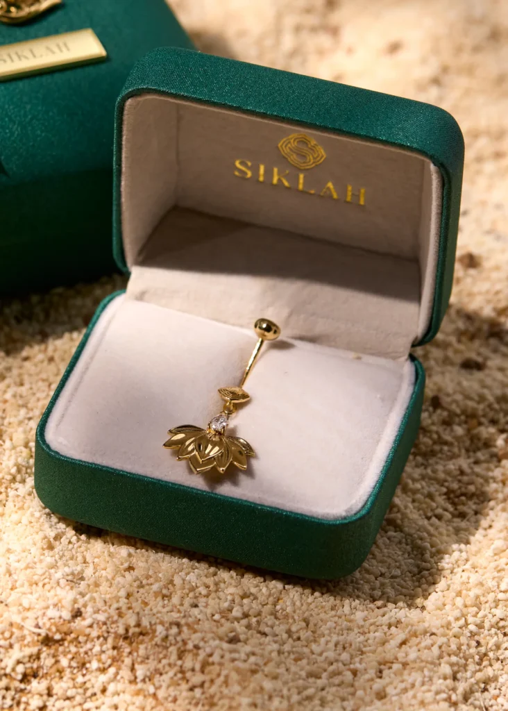Piercing ombelico Incanto a fiore di loto in oro giallo, nella confezione verde smeraldo Siklah