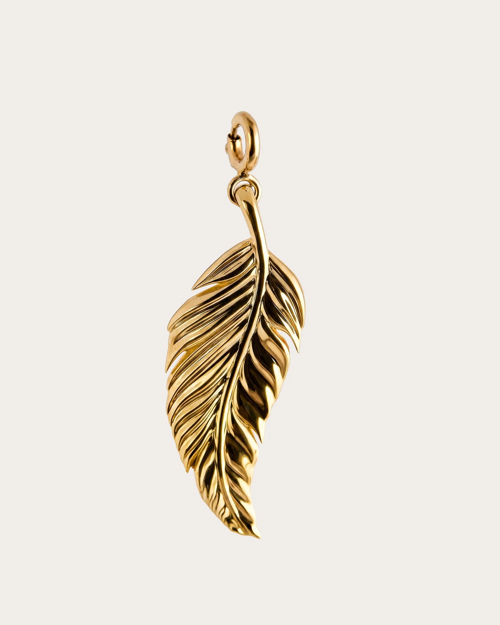 Charm Libertà Siklah in oro — piuma