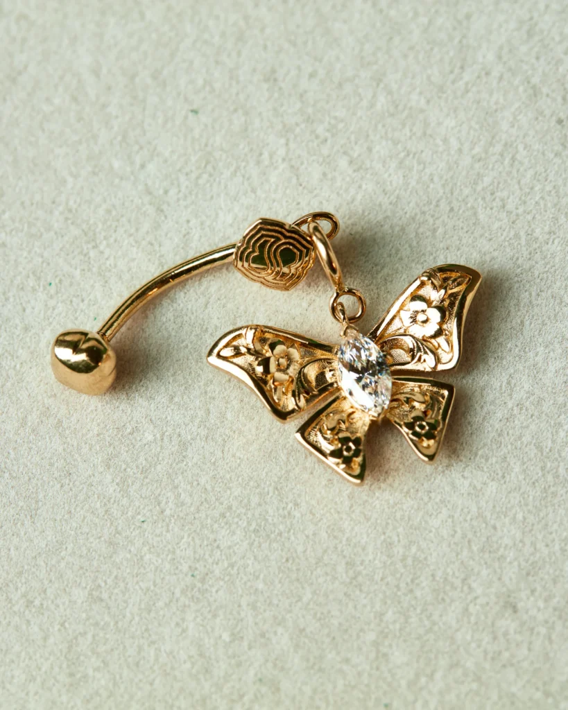 Charm Sogno Siklah a farfalla in oro giallo con zircone, vista ravvicinata su base piercing